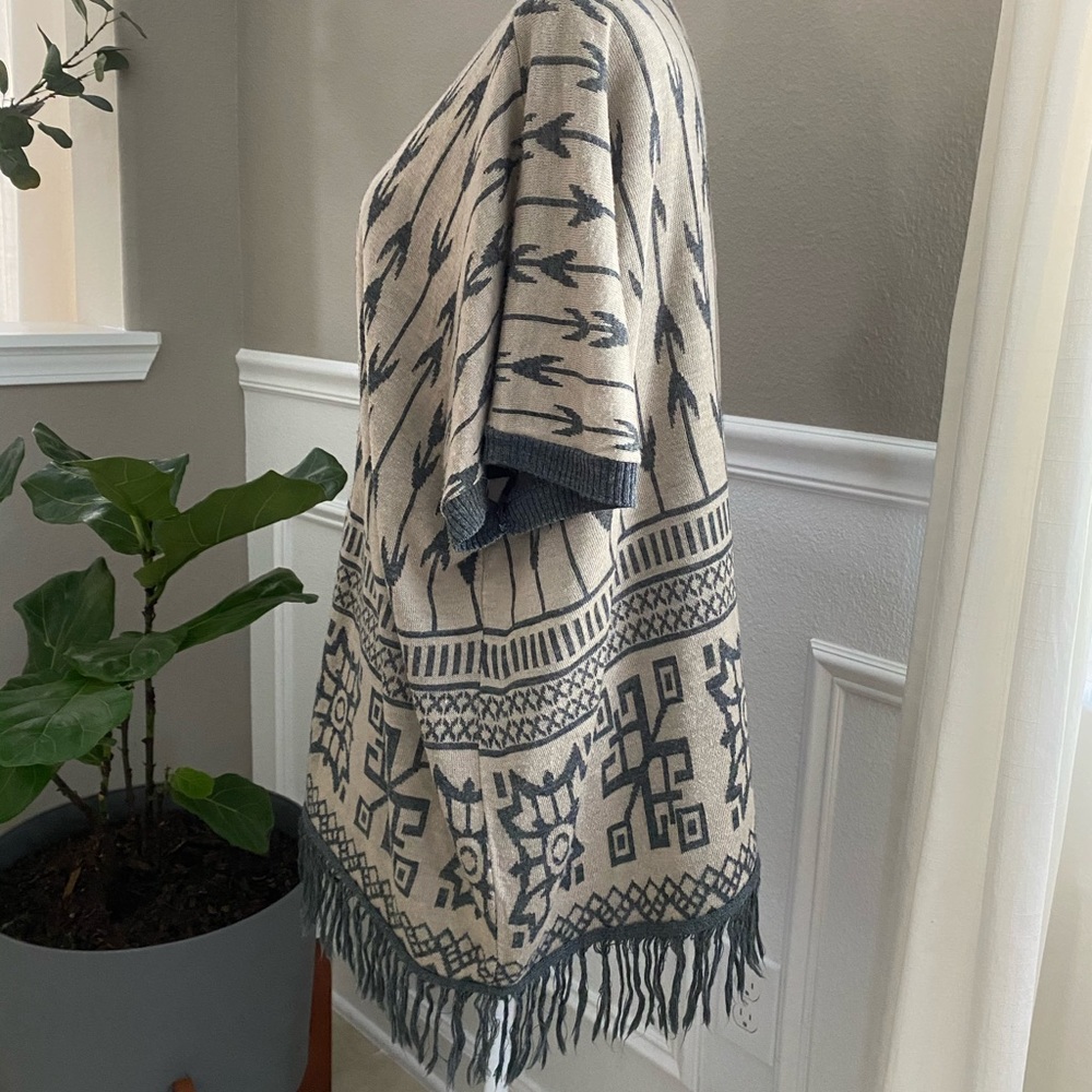 Cute fringed poncho - Picture 3 of 5